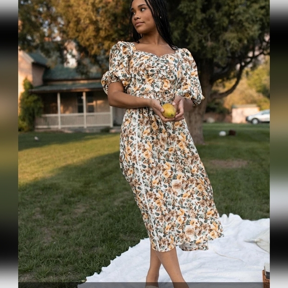 Ivy City Co Dresses & Skirts - Ivy City Co. Marigold Floral Print Puff Sleeve Midi Dress Size Small Cottagecore